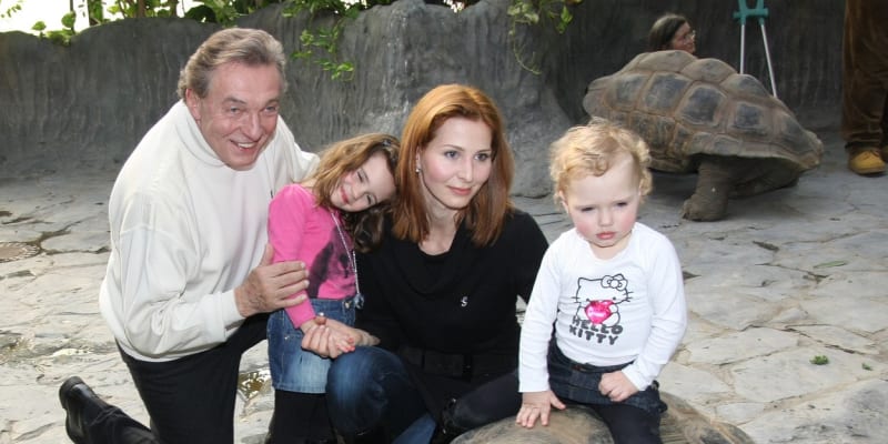 Karel Gott a Ivana Gottová spolu mají dvě dcery.