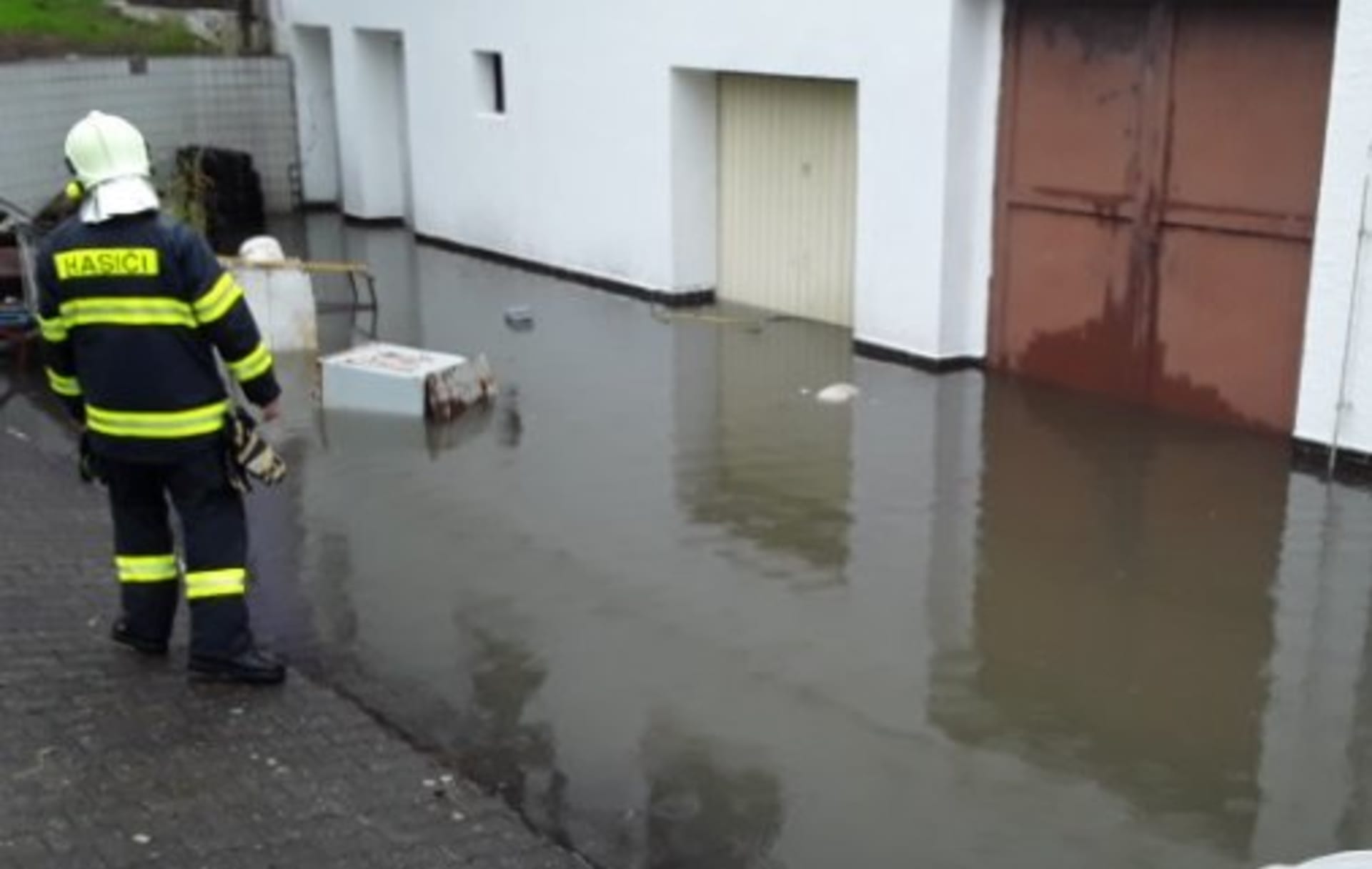 Vodní laguna v hotelu Impuls v Liberci ohrozila centrální elektrický rozvaděč ve sklepě. Hasiči za použití plovoucích čerpadel odčerpávali vodu.