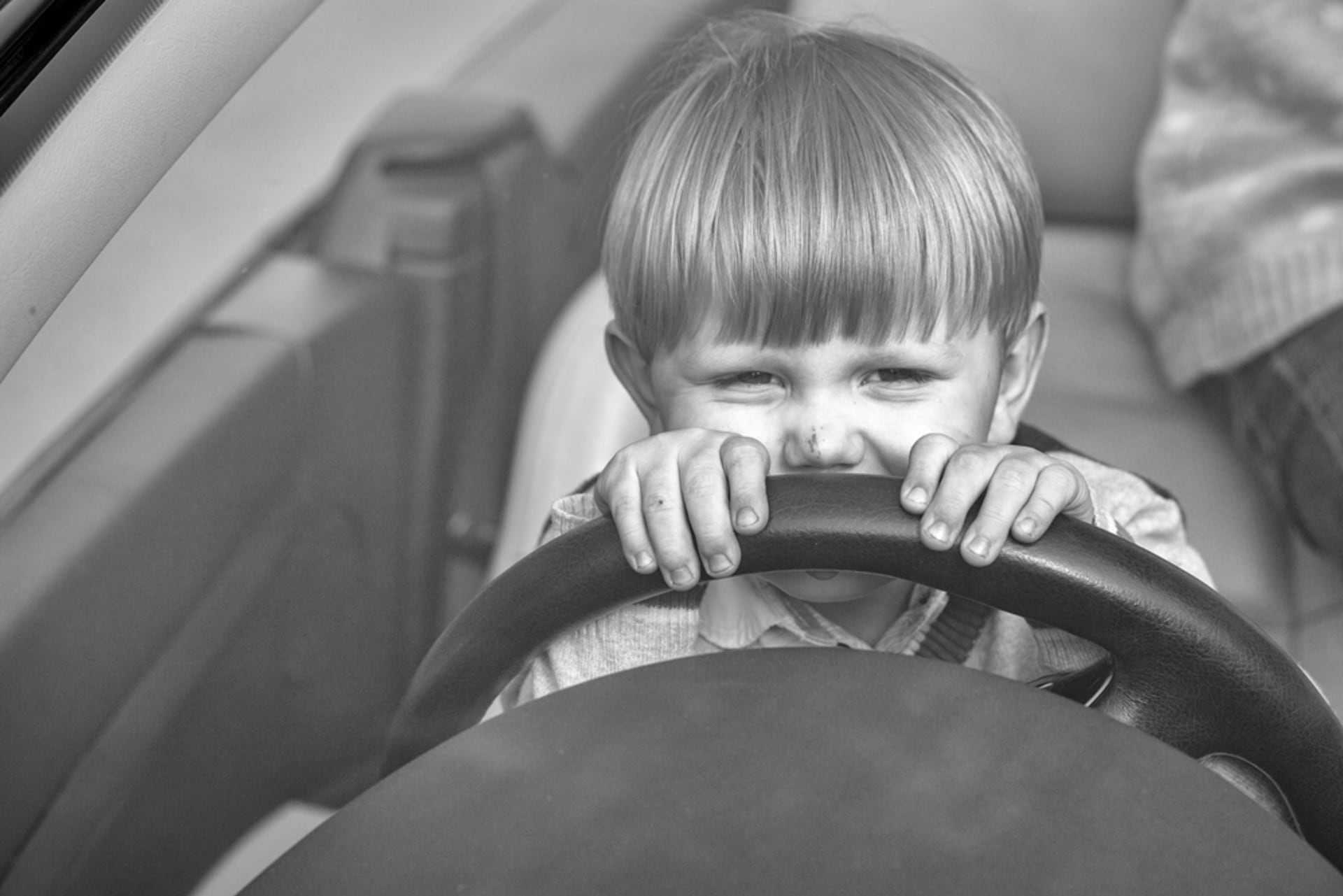 Čtyřletý chlapec, kterému se v Monaku podařilo usednout za volant luxusního vozu svého otce, srazil a vážně zranil chodce. (Ilustrační foto)