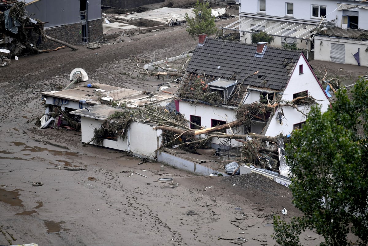 Bleskové záplavy v Německu za sebou nechávají zkázu.