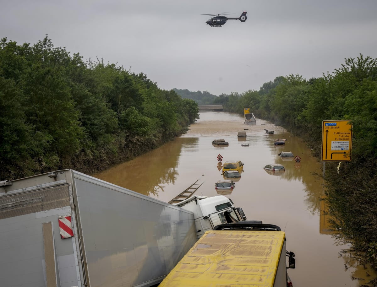 Záchranáři pomáhají i na zatopených dálnicích.