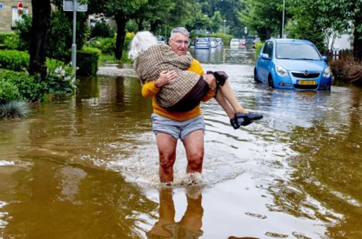 Lidé v Německu se kvůli bleskovým záplavám musí evakuovat.