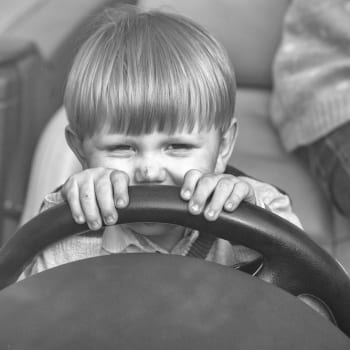 Malý kluk řídí auto