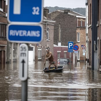 Obří povodně v ulicích západoevropských měst.