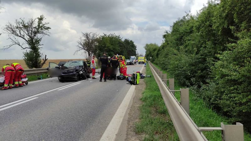 Vážná dopravní nehoda uzavřela před polednem hlavní tah I/33 z Hradce Králové směrem do Polska. U Předměřic nad Labem se srazila dvě auta.