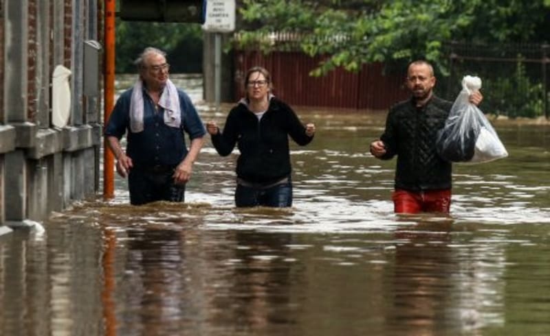 Lidé v Německu se kvůli bleskovým záplavám musí evakuovat. (autor: Twitter/World Federation of United Nations Friends)