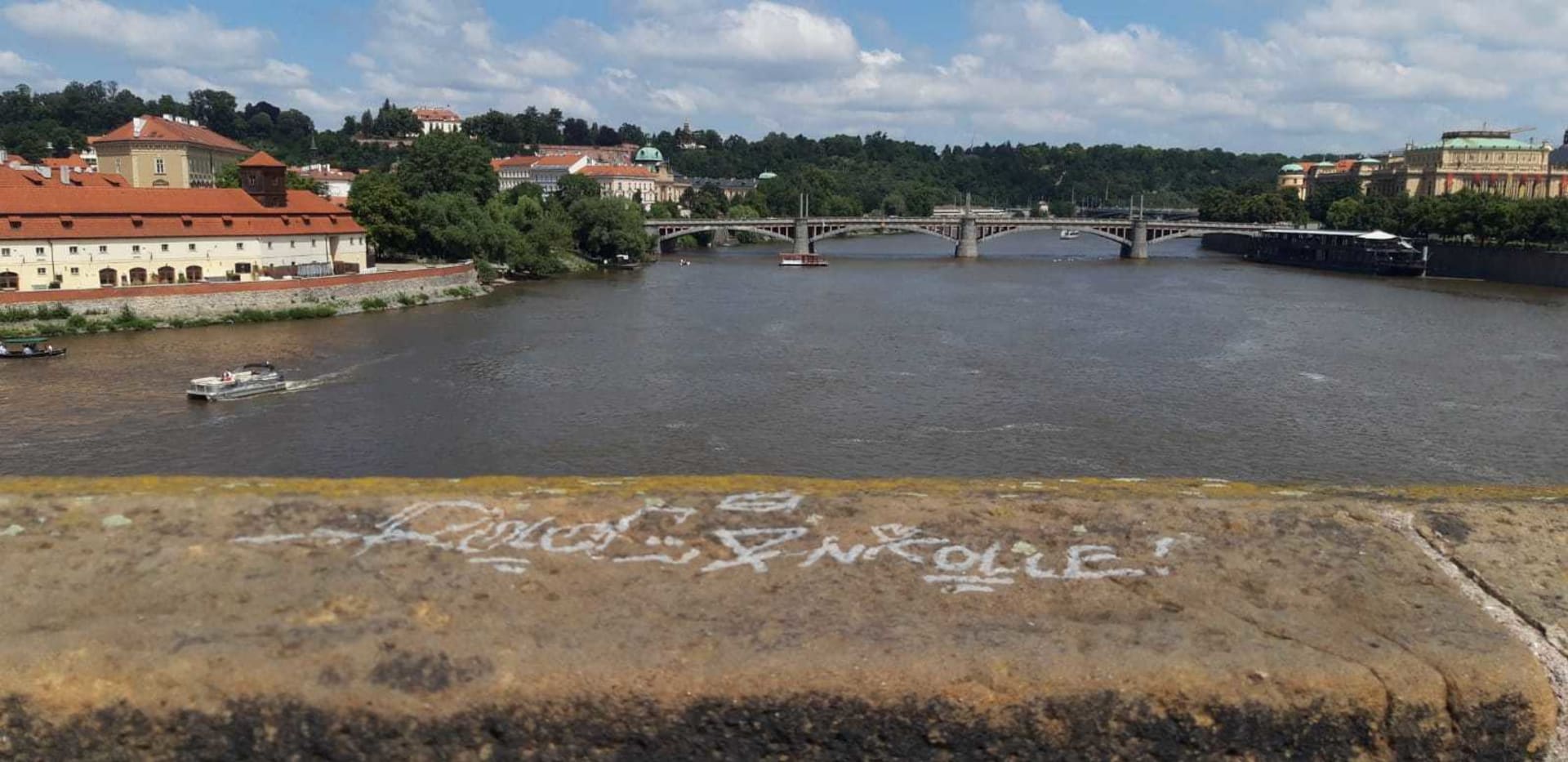 Karlův most znovu posprejoval vandal.