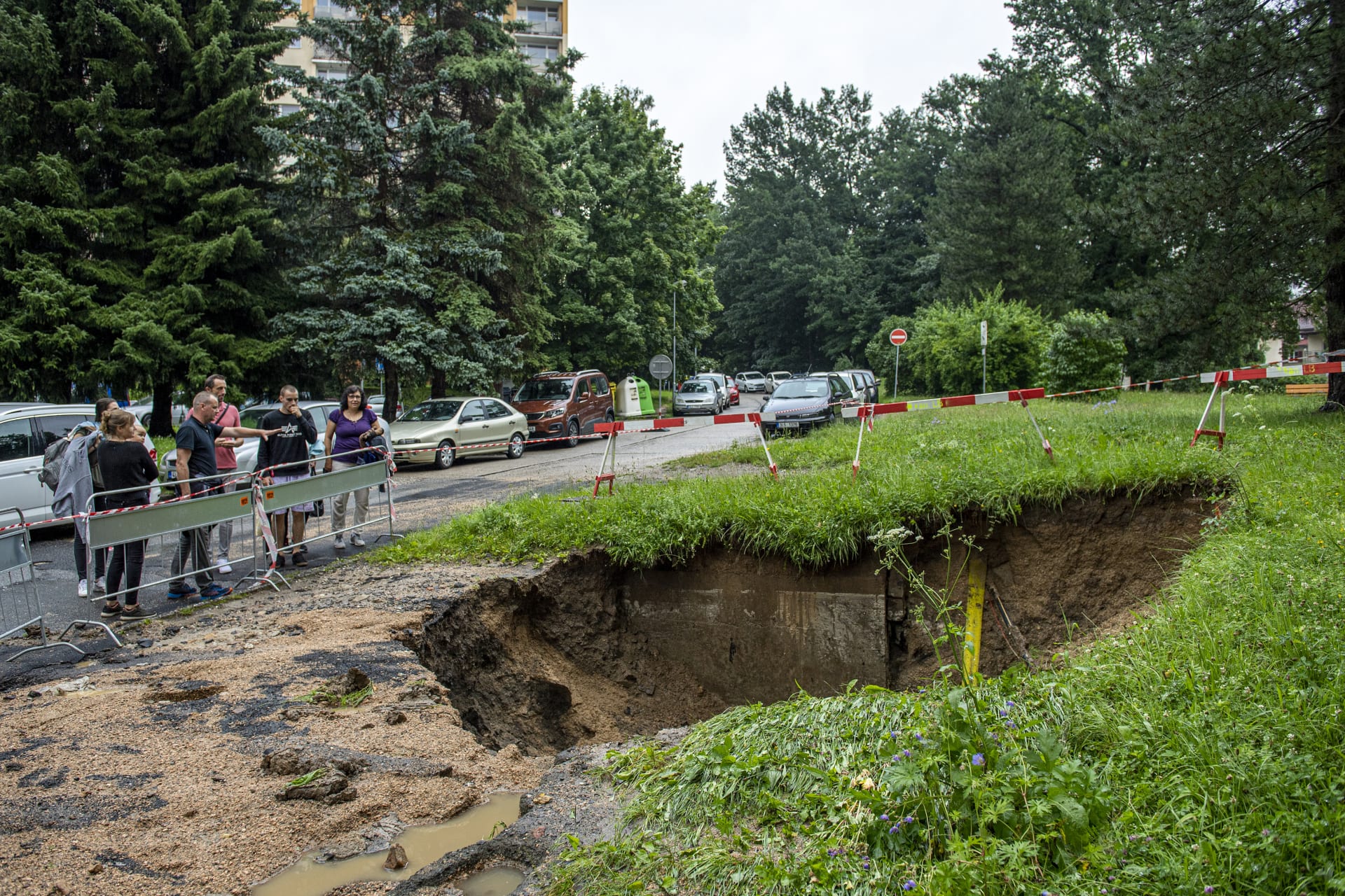 V Rychtářské ulici v Liberci se vlivem deště propadla vozovka.