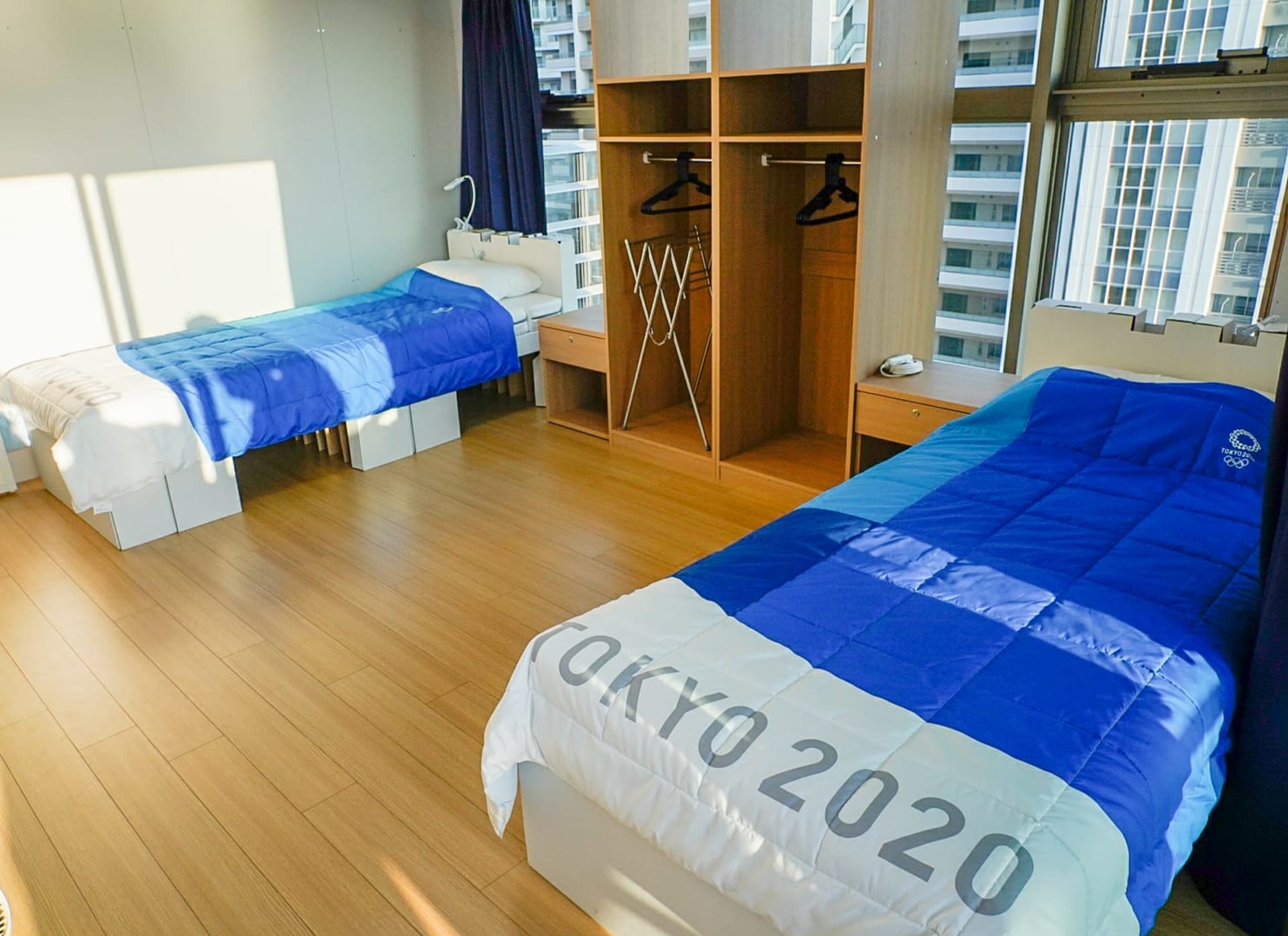 Olympijské postele v Tokiu mají unést až 200 kilo, přesto se na nich nesmí skákat.