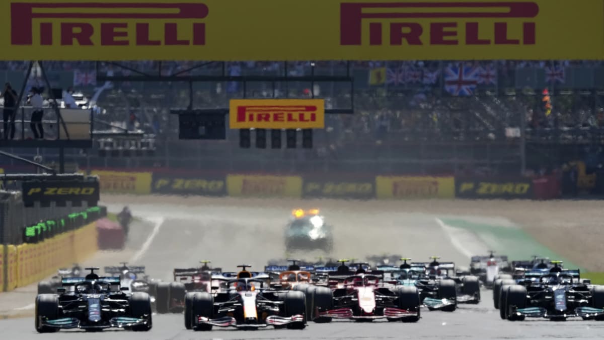 Už od startu Velké ceny Velké Británie v Silverstonu se o vedení ostře přetahovali Lewis Hamilton a Max Verstappen (oba v popředí). Ten na konci prvního kola po kolizi s Hamiltonem havaroval.