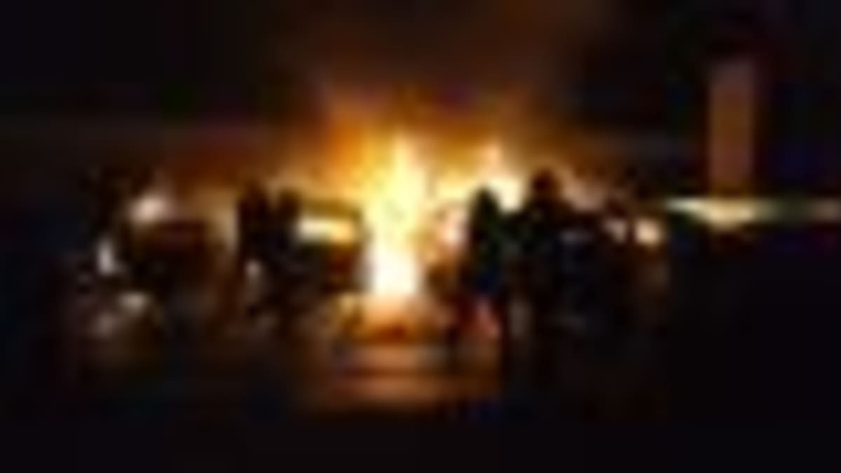 V noci na neděli v brněnské Františkánské ulici v centru města hořelo sedm aut. 