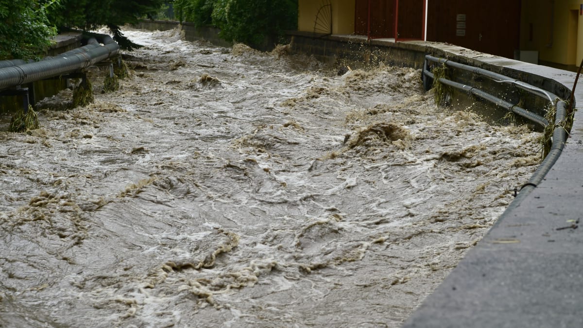 Vytrvalý déšť zvedl hladinyvodních toků ve Zlínském kraji a v Beskydech. (Ilustrační foto)