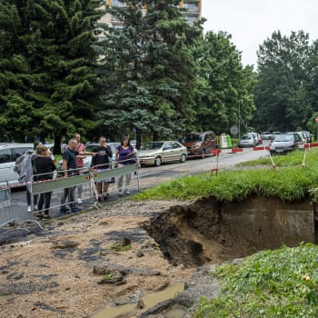 V Rychtářské ulici v Liberci se vlivem deště propadla vozovka. (zdroj: ČTK/Petrášek Radek)