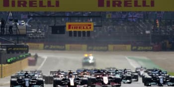 Verstappen havaroval po ostrém souboji s Hamiltonem. Ten nakonec závod v Silverstone ovládl