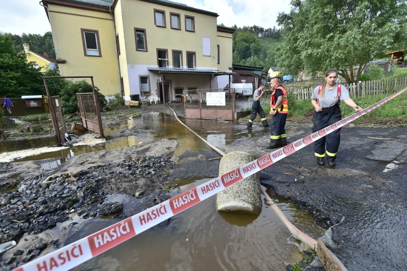 Hasiči odstraňují následky záplav v Saské ulici v Děčíně.