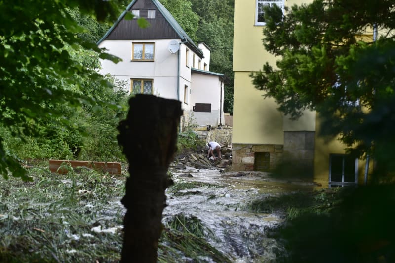 Lidé v Děčíně odstraňují následky záplav.