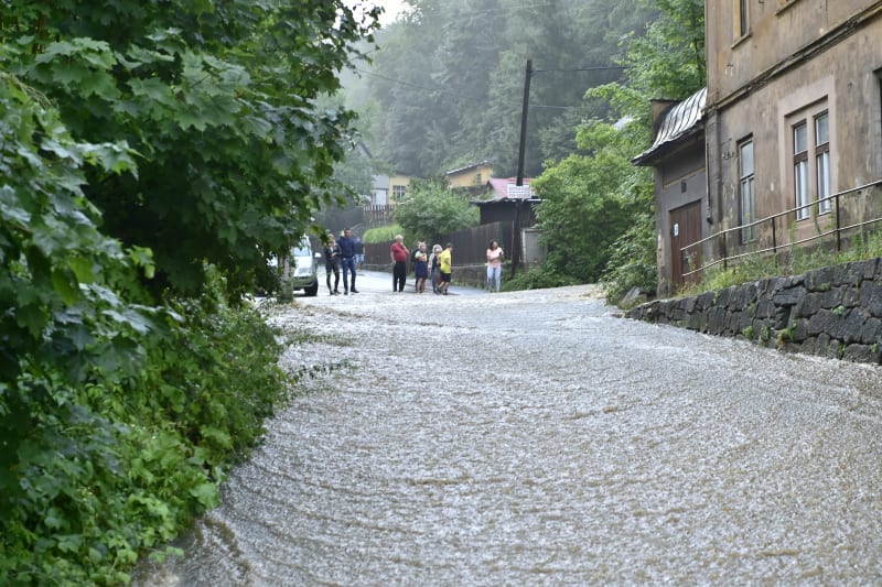 Intenzivní deště zvedly hladiny potoků a řek na Děčínsku.