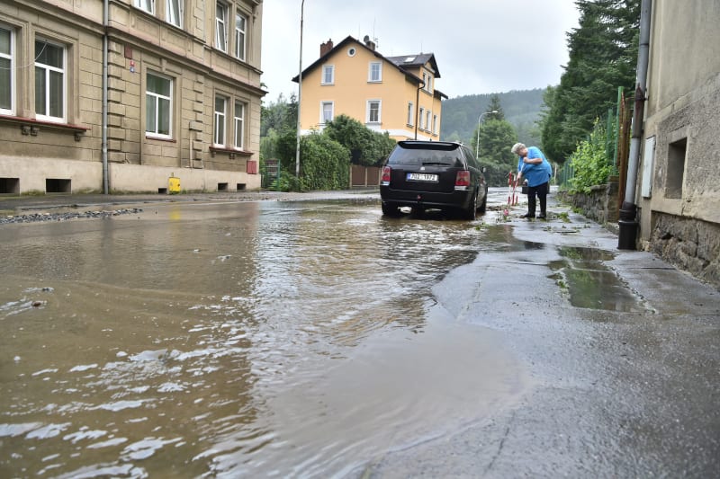 Velké lijáky spojené s povodněmi postihly po západní Evropě i Česko.
