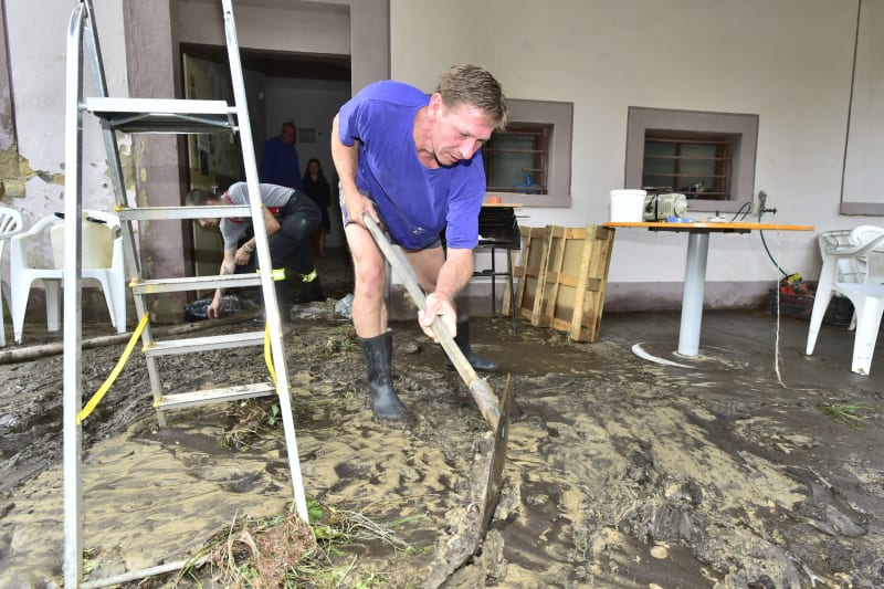 Lidé odstraňují následky záplav v Děčíně.