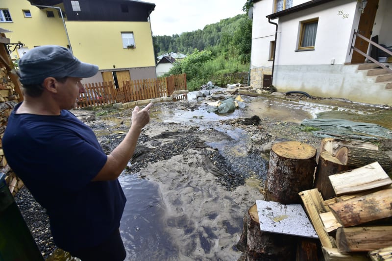 Lidé v Děčíně odstraňují následky záplav.
