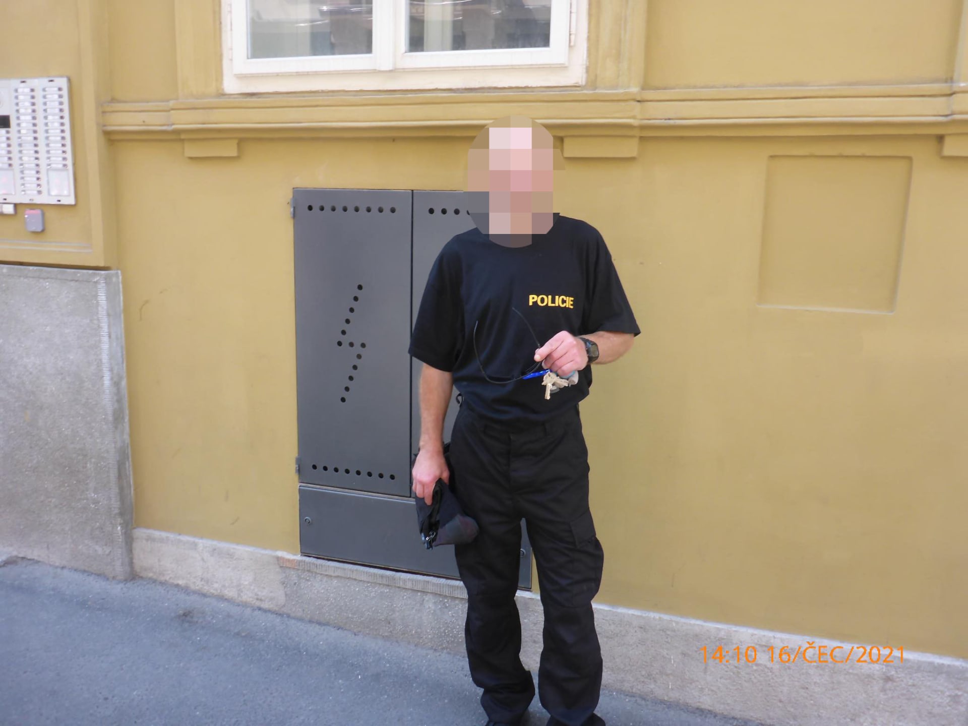 Foto Městské policie Praha: Muž měl na sobě neúplnou policejní uniformu a byl z něj cítit alkohol.