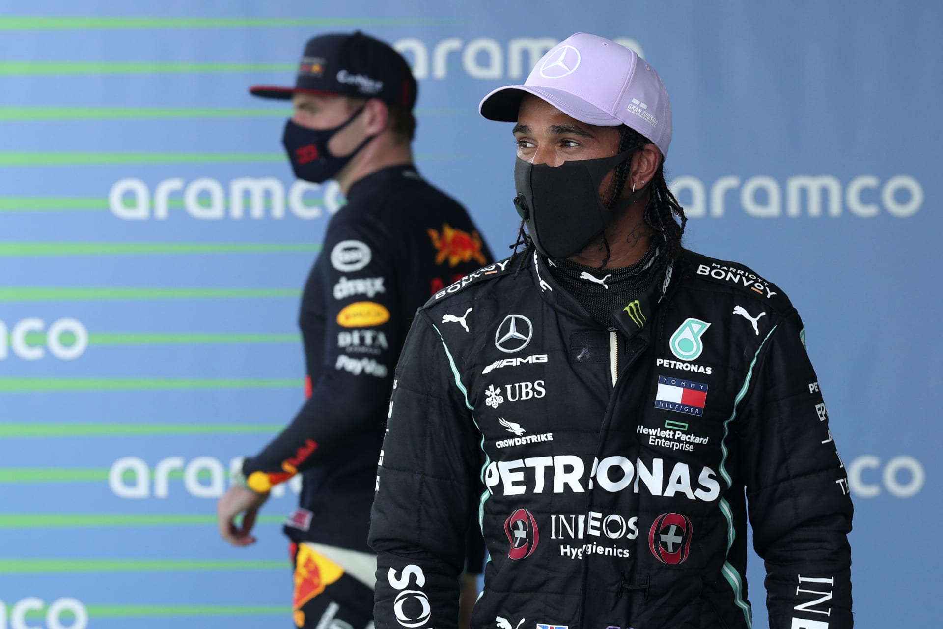 Max Verstappen (vzadu) a Lewis Hamilton bojují o letošní titul mistra světa ve formuli 1. 