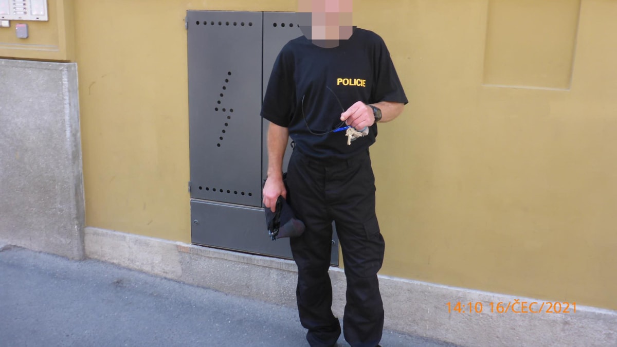 Foto Městské policie Praha: Muž měl na sobě neúplnou policejní uniformu a byl z něj cítit alkohol.
