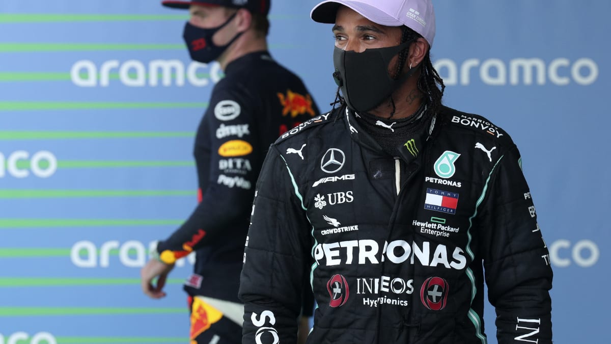 Max Verstappen (vzadu) a Lewis Hamilton bojují o letošní titul mistra světa ve formuli 1. 