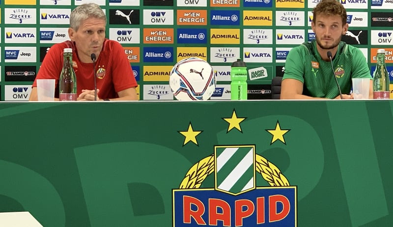 Trenér Rapidu Vídeň Dietmar Kühbauer a kapitán Maximilian Hofmann odpovídají na otázky při tiskové konferenci před utkáním proti Spartě Praha.