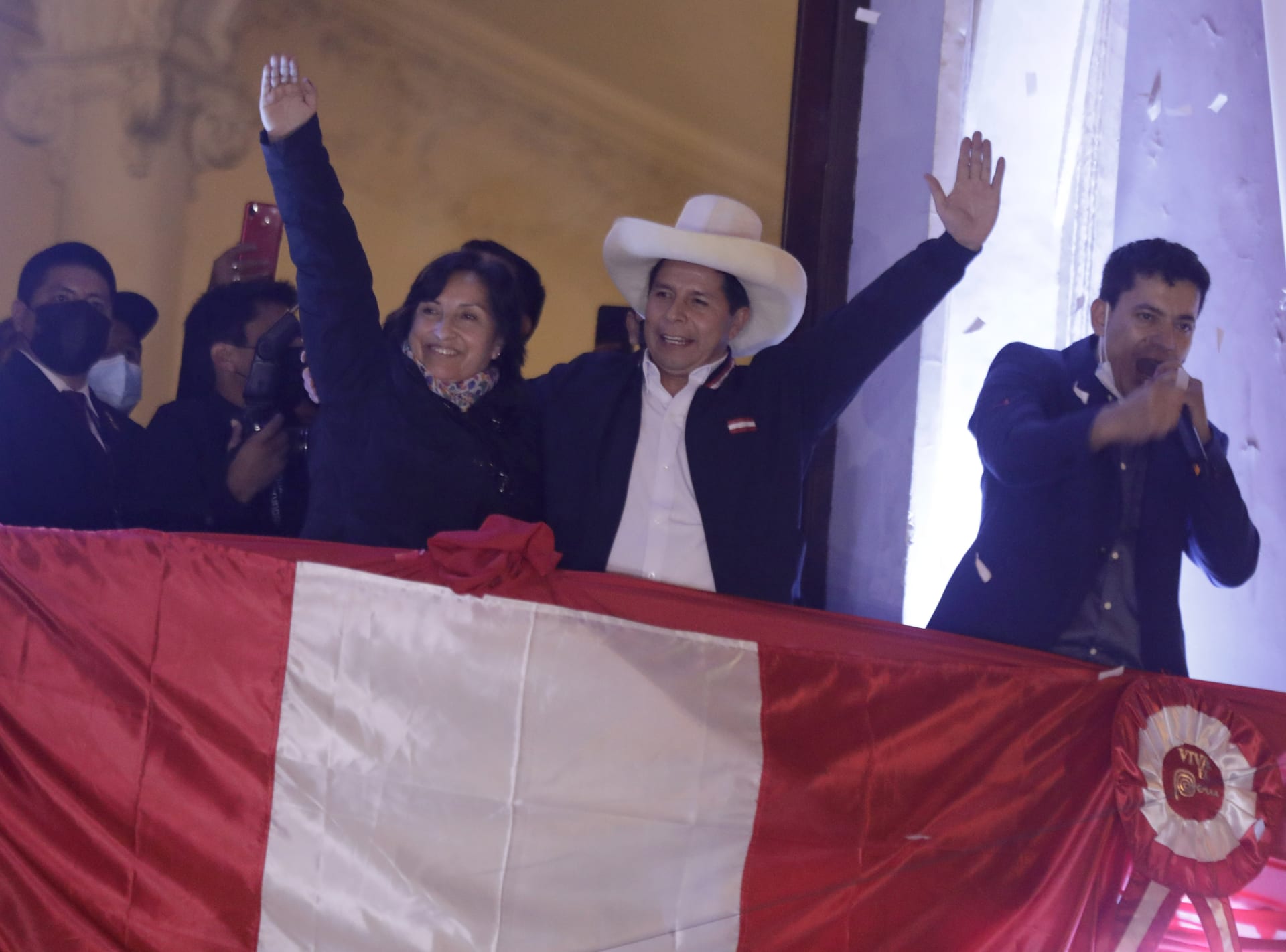 Nový prezident Peru Pedro Castillo slaví vítězství ve volbách se svoji spolukandidátkou Dinou Boluarteovou