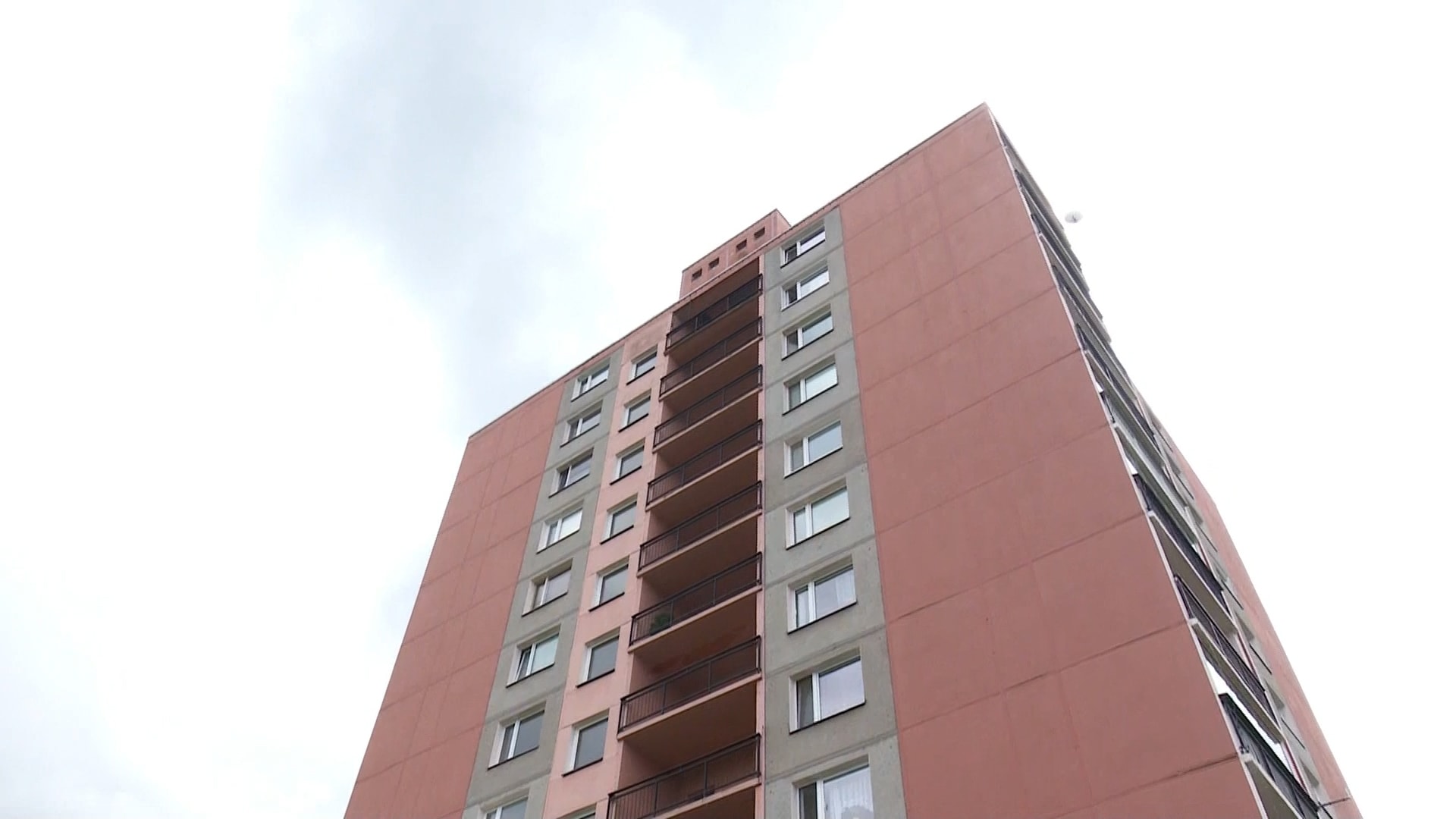 Muž, který se rozhodl spáchat sebevraždu, visel z okna v desátém patře panelového domu. 