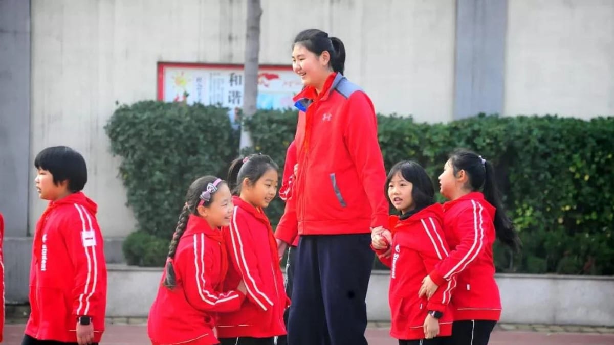 Teprve 14letá Čang C'-jüová měří 225 centimetrů. (autor: Twitter/SpringCityJinan)