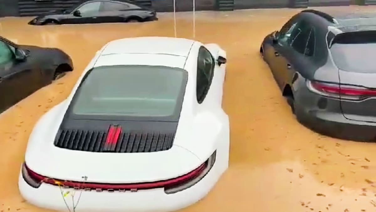 Luxusní vozy značky Porsche pod vodou při záplavách v Německu.