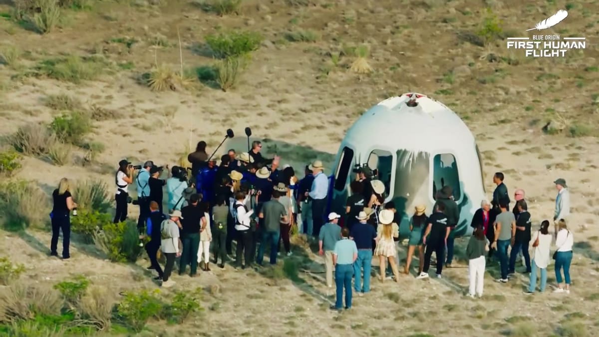Jeffa Bezose a posádku jeho letu do vesmíru ihned po přistání obestoupili gratulanti.