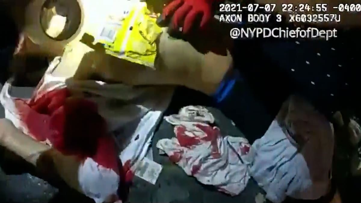 Newyorský policista Ronald Kennedy zachránil život pobodanému mladíkovi v Harlemu dosti neobvyklým způsobem  pomocí pytlíků od brambůrků. 