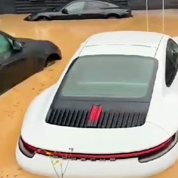 Luxusní vozy značky Porsche pod vodou při záplavách v Německu