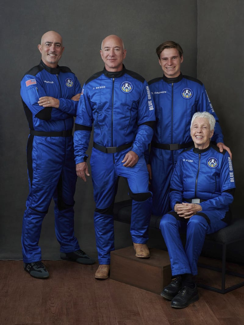 Posádka rakety New Shepard: Zleva Mark Bezos, Jeff Bezos, Oliver Daemen a Wally Funková.