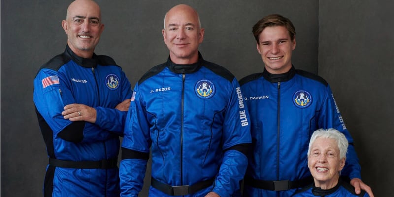 Posádka rakety New Shepard: Zleva Mark Bezos, Jeff Bezos, Oliver Daemen a Wally Funková.