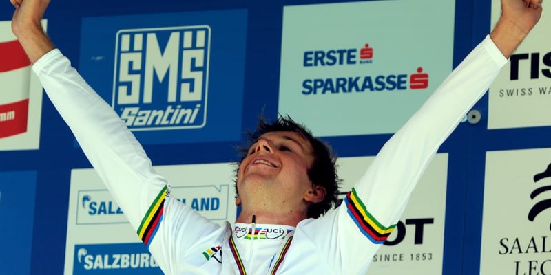 Cyklista Ondřej Cink slaví titul mistra světa do 23 let v roce 2012.
