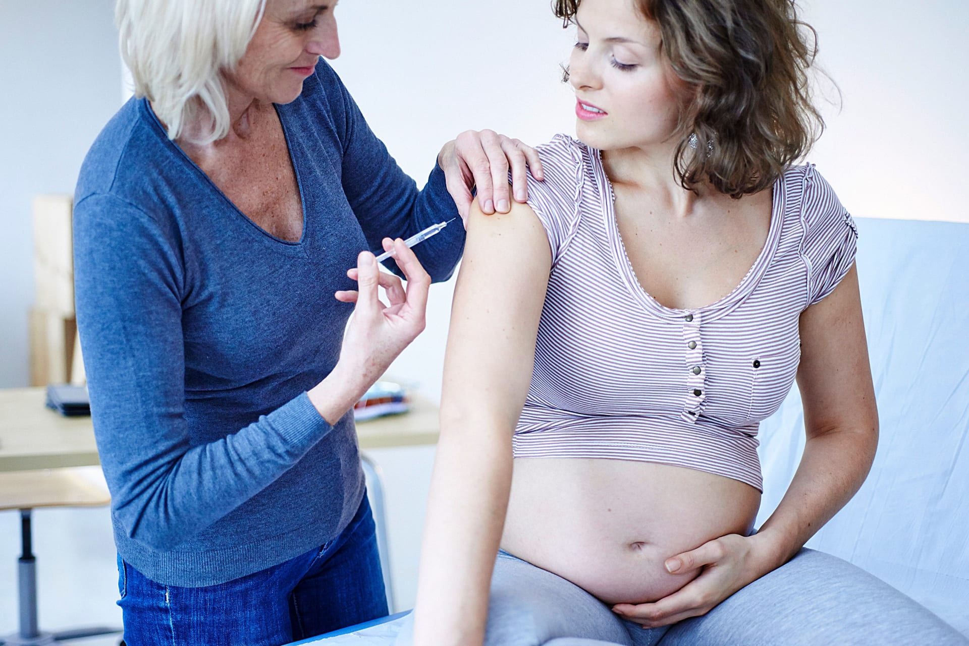 Očkování v těhotenství lékaři doporučují, ale až v druhém trimestru. (Ilustrační foto)
