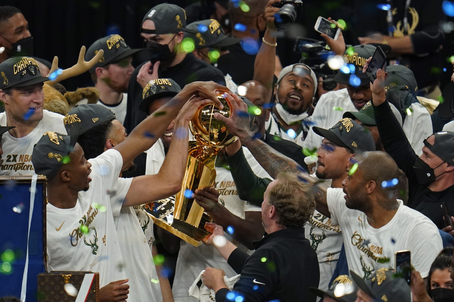 Basketbalisté Milwaukee slaví triumf v NBA po 50 letech.