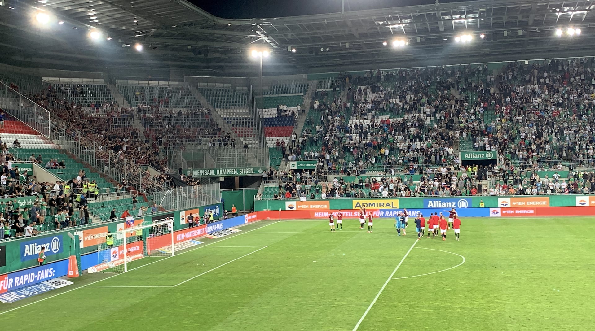 Hráči Sparty Praha děkují fanouškům za podporu při zápase kvalifikace Ligy mistrů ve Vídni proti Rapidu. 