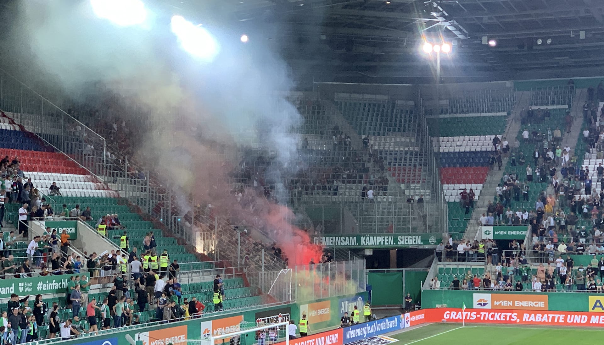 Příznivci fotbalové Sparty Praha odpálili po utkání ve Vídni proti Rapidu v kvalifikaci Ligy mistrů ve vlastním sektoru dýmovnice.
