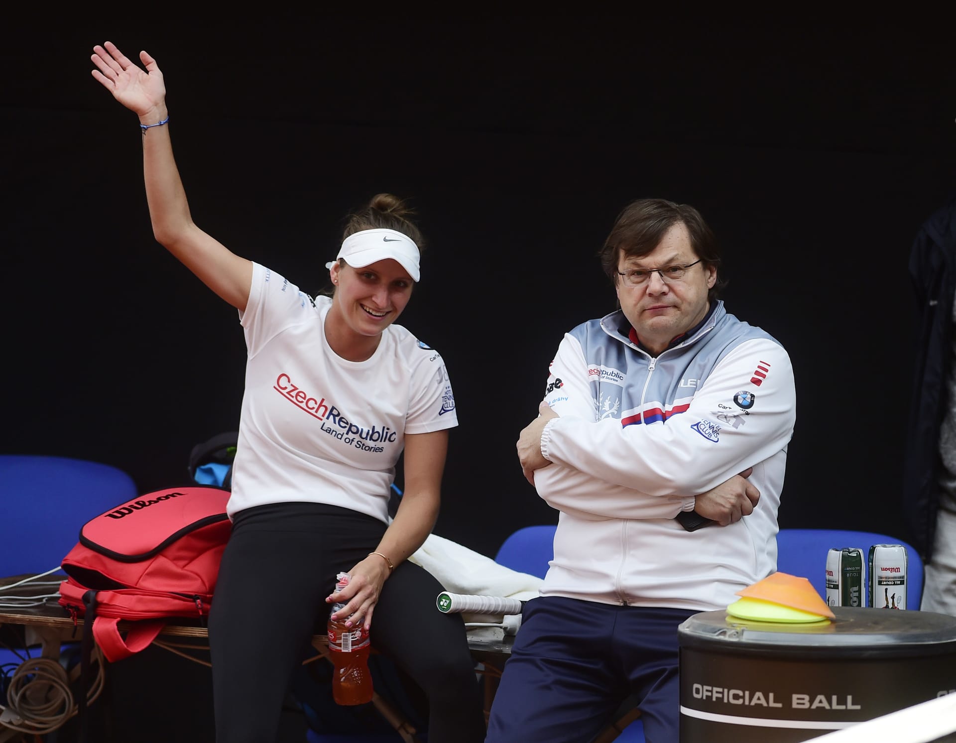 Český lékař Vlastimil Voráček, na fotografii s tenistkou Markétou Vondroušovou, byl deníkem The Guardian „oceněn“ jako jeden z letošních sportovních antihrdinů.