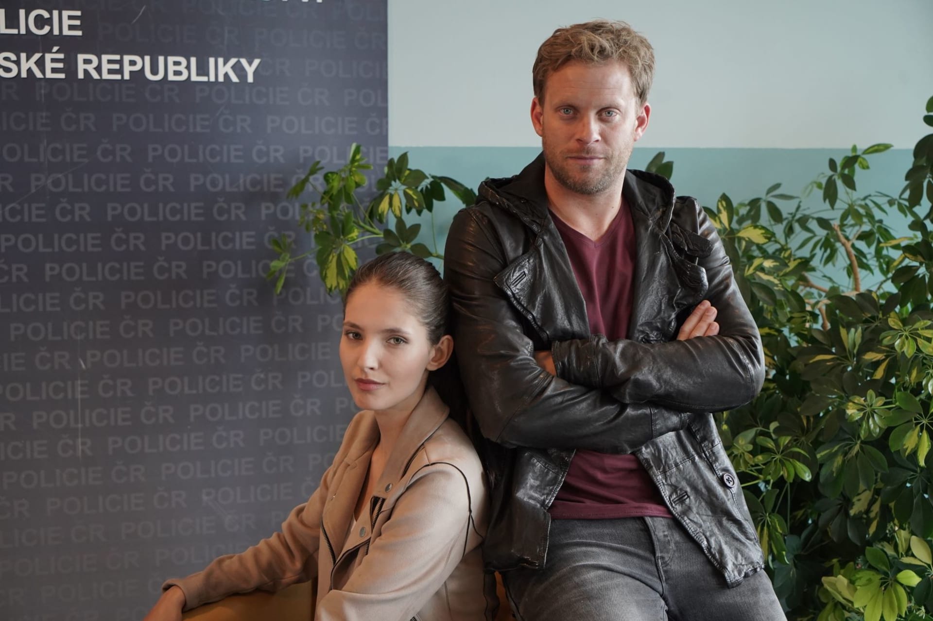 Dvojka na zabití je nový seriál FTV Prima s Jakubem Prachařem a Sarou Sandevou v hlavních rolích, který vás určitě bude bavit.