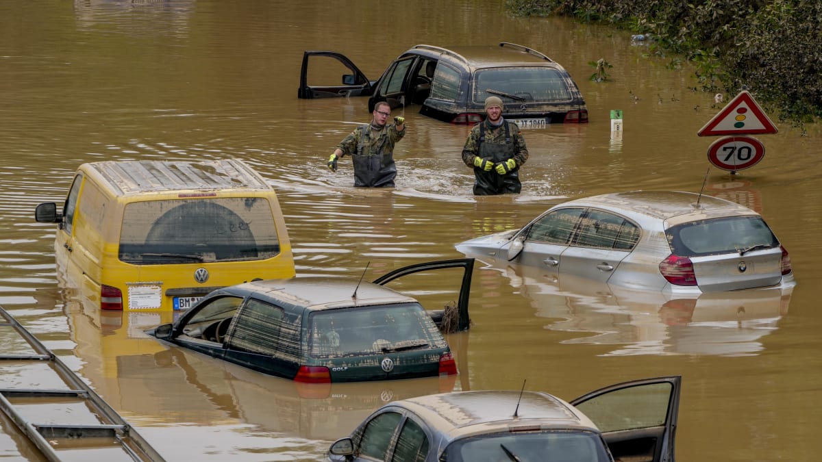 V Německu, ale i dalších zemích bleskové povodně zničily tisíce aut.