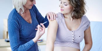 Lékaři nabádají k očkování i těhotné: Covid může mít pro matku a dítě fatální následky 