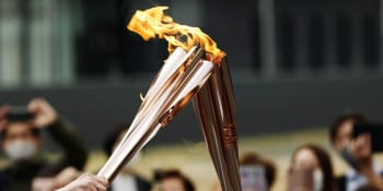 Smutná cesta olympijského ohně. Japonci nemohou štafetu sledovat, mění se trasa