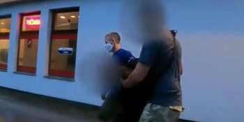 Brutální napadení v Praze: Cizinec zkopal a okradl mladou ženu, policie ho zadržela 