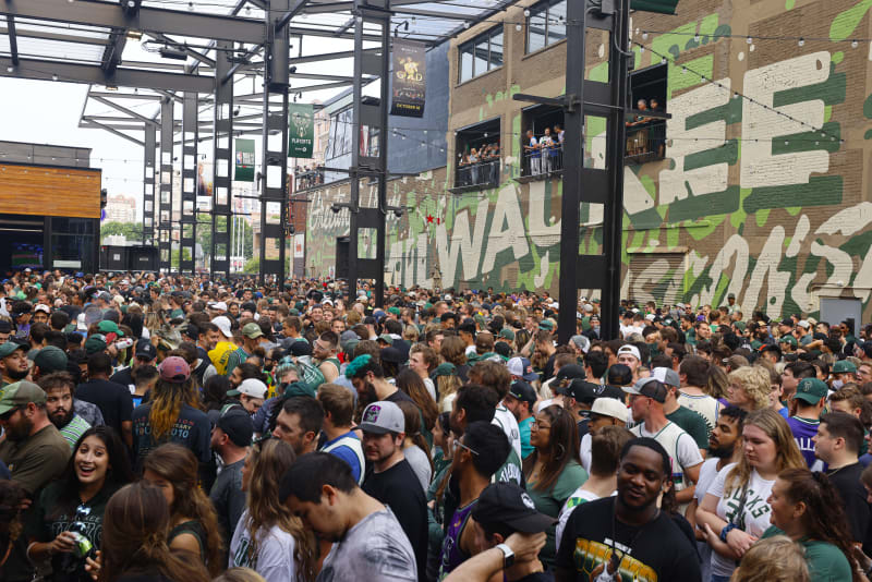 Před stadionem v Milwaukee se sešly tisíce fanoušků. 